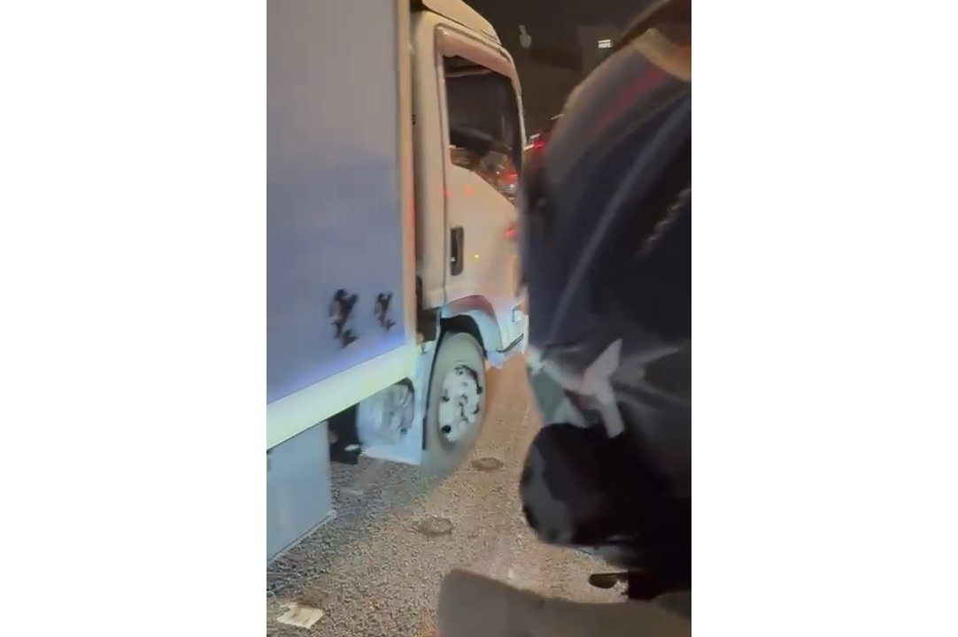 西九龍公路車禍疑的士切線撼私家車3人死。(影片截圖)