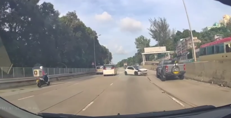 車Cam直擊｜元朗私家車狂飆失控　撞壆翻轉橫跨車道震撼畫面曝光