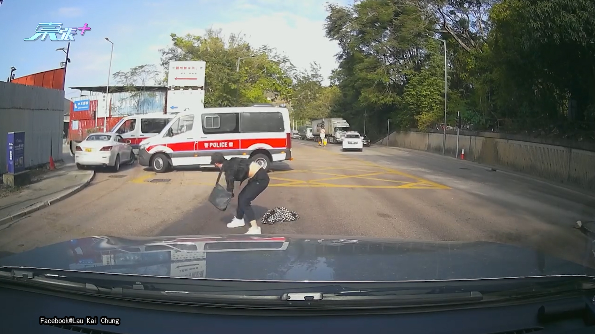 車Cam直擊｜可疑私家車避警察追捕　掟彎拋乘客出車　同司機同輛車8月涉危駕
