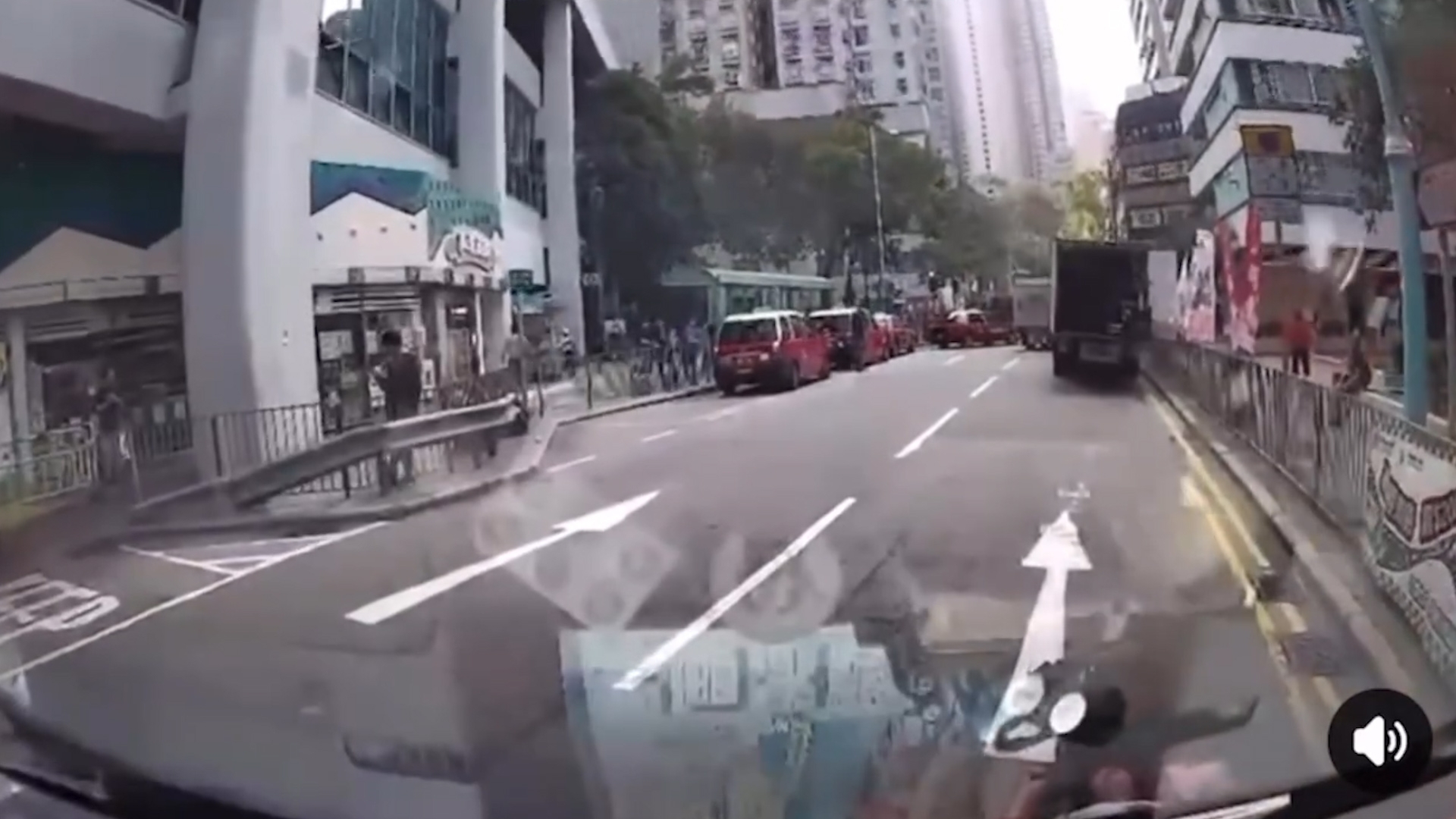車Cam直擊｜柴灣女子亂過馬路「被車撞」　車輛慢駛片段網絡瘋傳惹議