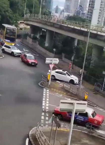 有片｜跑馬地私家車瘋狂亂駛鏟行人路。 (影片截圖)