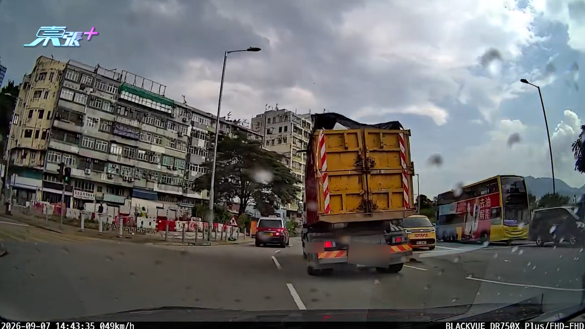 車Cam直擊｜茶果嶺夾斗車跌磚「陷阱」　馬路變瑪利歐賽車險生意外 （FB@KFung／車cam L（香港群組））