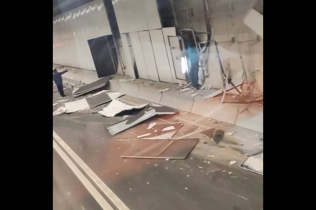 屯赤隧道吊臂車失控掃毀20米護牆板。(影片截圖)