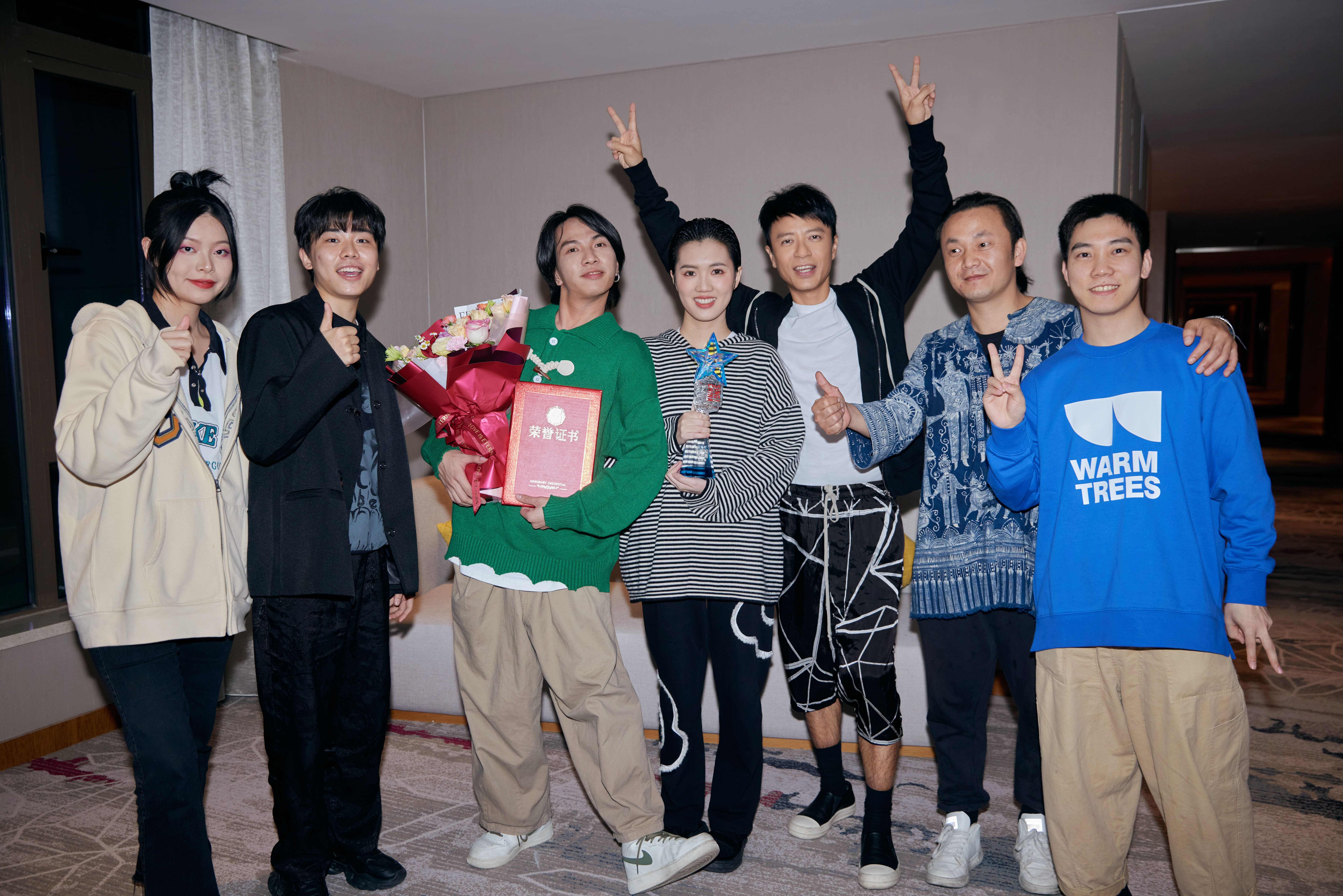 總決賽完結後，李克勤跟學員齊齊回到飯店開香檳慶祝。