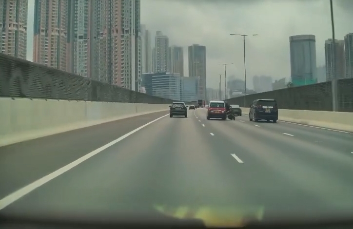 的士、電單車及私家車分別沿左、中、右線行駛，之後的士切至中線，撞倒電單車。（Facebook影片截圖／車cam L（香港群組）／Chui Sze Nok）