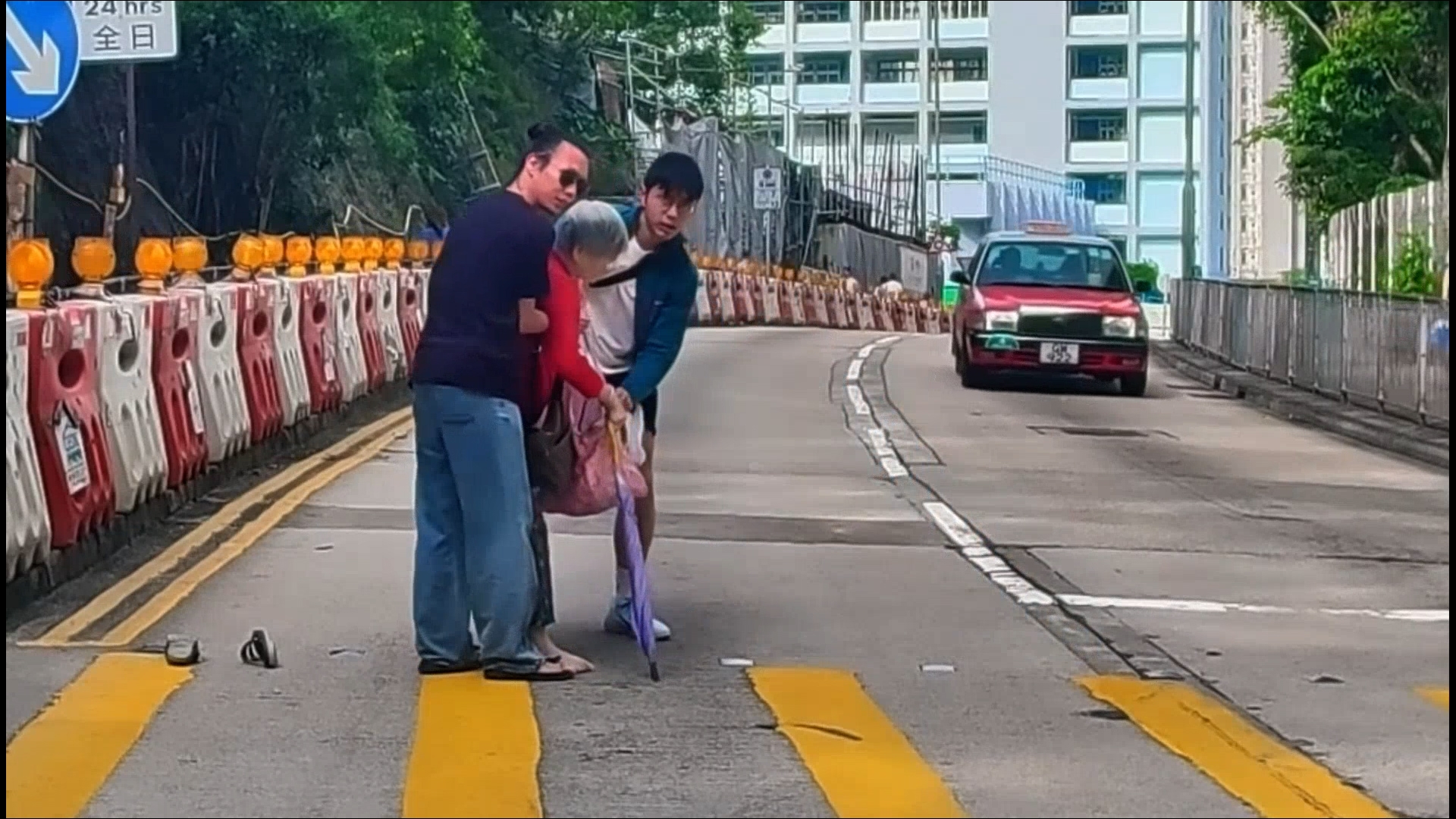 車Cam直擊｜好人好事！婆婆過馬路不慎跌倒獲兩男相助　片主：值得表揚 （FB＠Aero Chan）