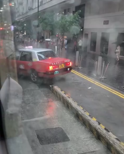 百德新街的士站的士「飛象過河」　卡住石壆動彈不能惹網民熱議