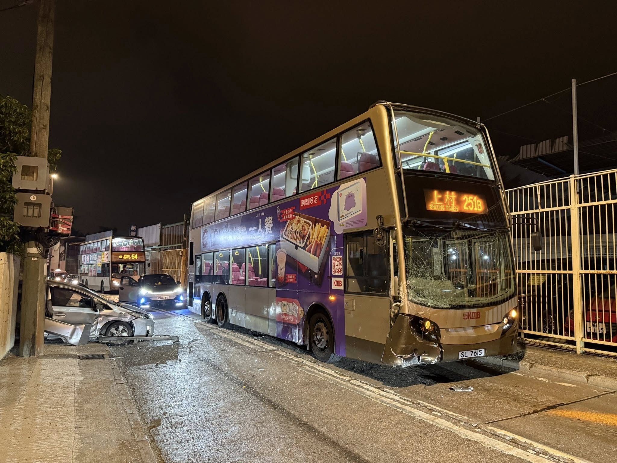 錦田公路私家車疑「避貓咪」撼九巴　車身損毀嚴重　兩司機受傷送院 (FB@車cam L（香港群組）／Ryan Lee)