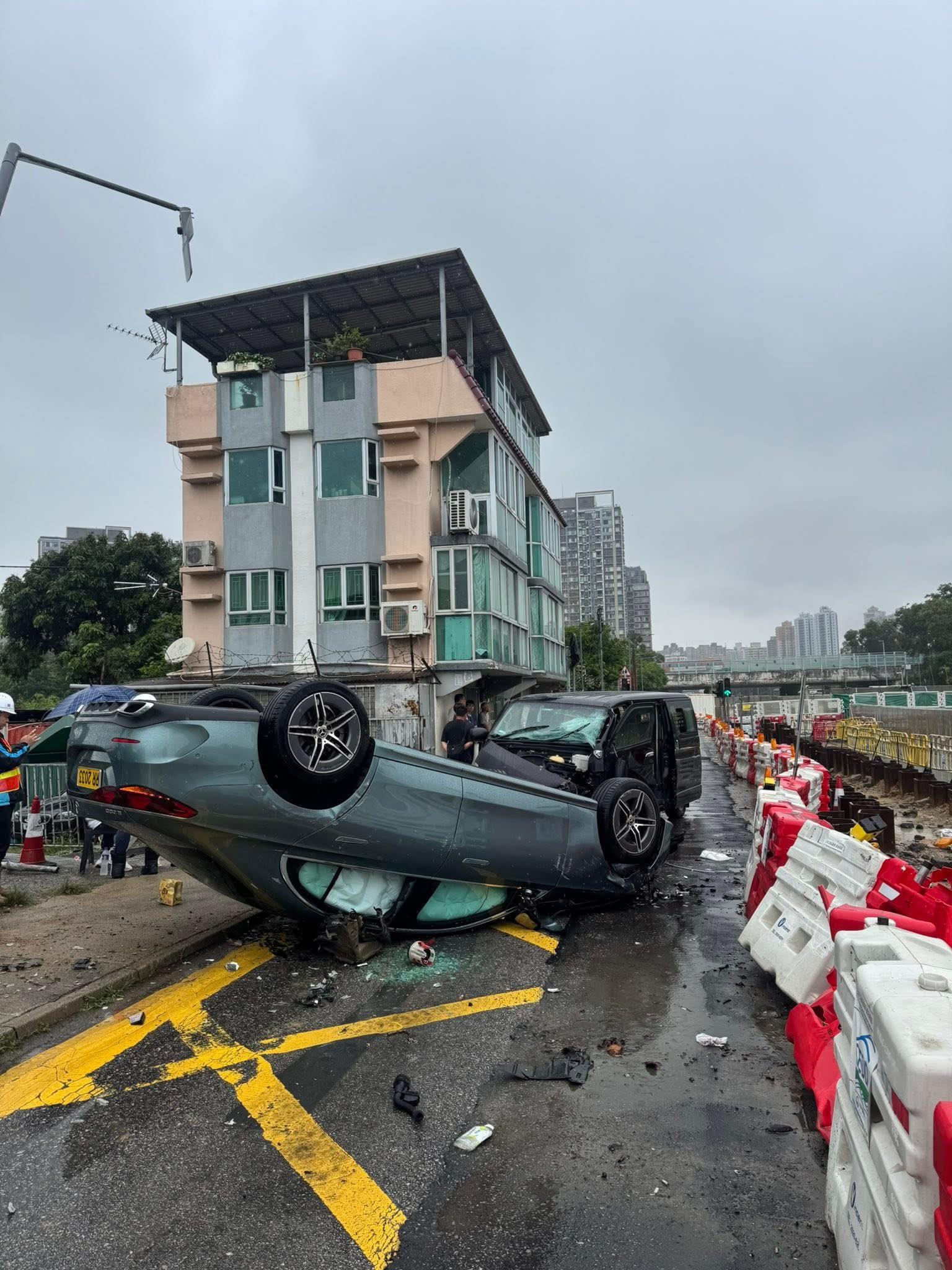 事發後，平治私家車四輪朝天，安全氣袋彈出，玻璃碎佈滿一地。（Facebook圖片／車cam L（香港群組）／Soso Chan）