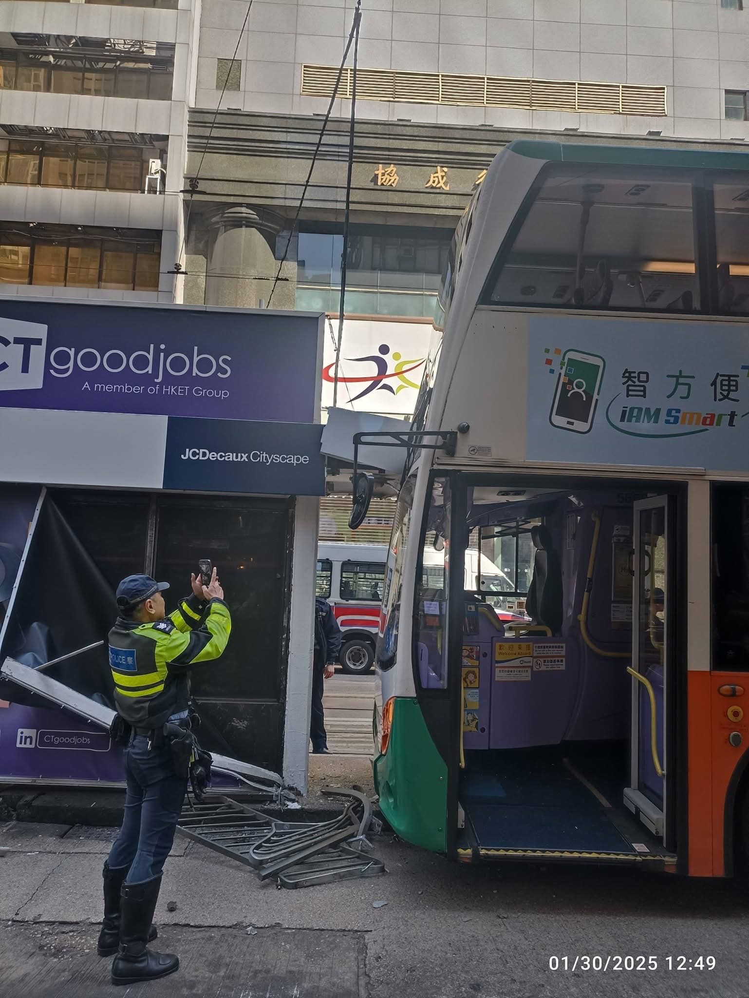 中環德輔道中城巴撞電車站。(網上圖片)