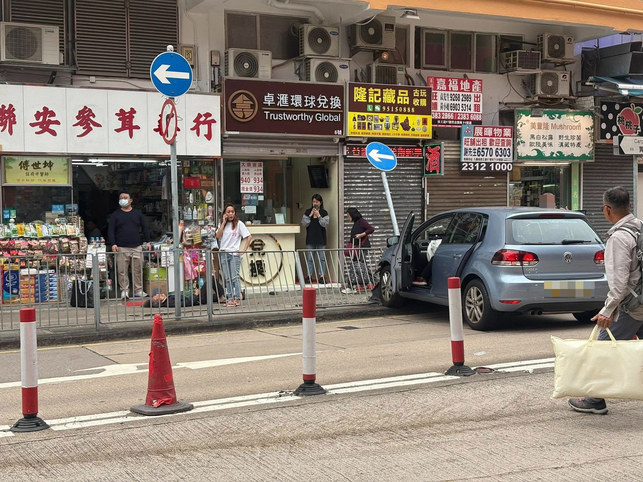 九龍城82歲老翁誤踩油門直撞車閘　1名八旬老婦捱撞