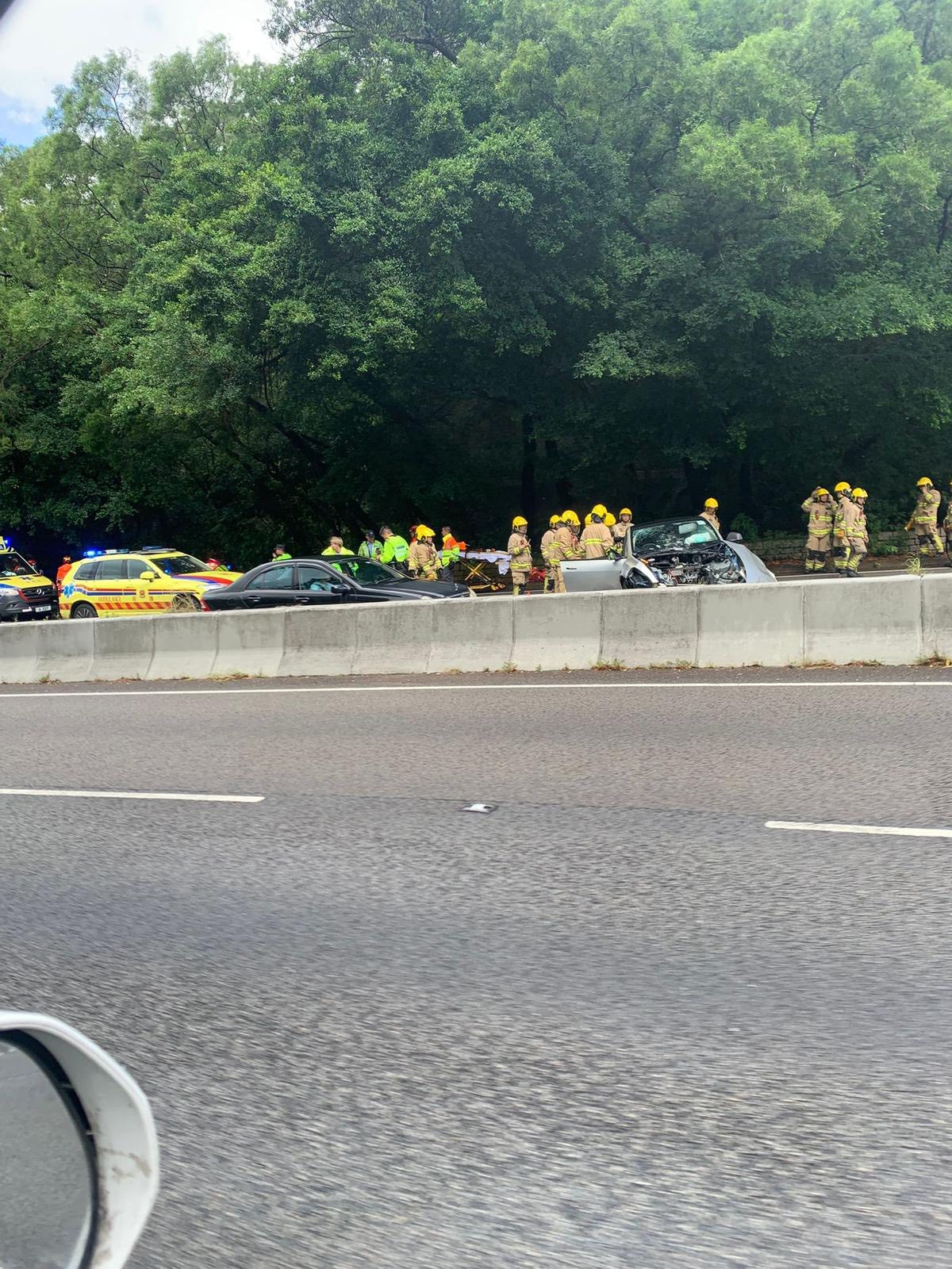 今日（9月7日）上午10時許，荃灣象鼻山路一輛Tesla 疑「自炒」撞壆，司機棄車逃去，警方在車上和附近草叢檢獲毒品。（Facebook圖片／車cam L（香港群組）／Bosco Chu）