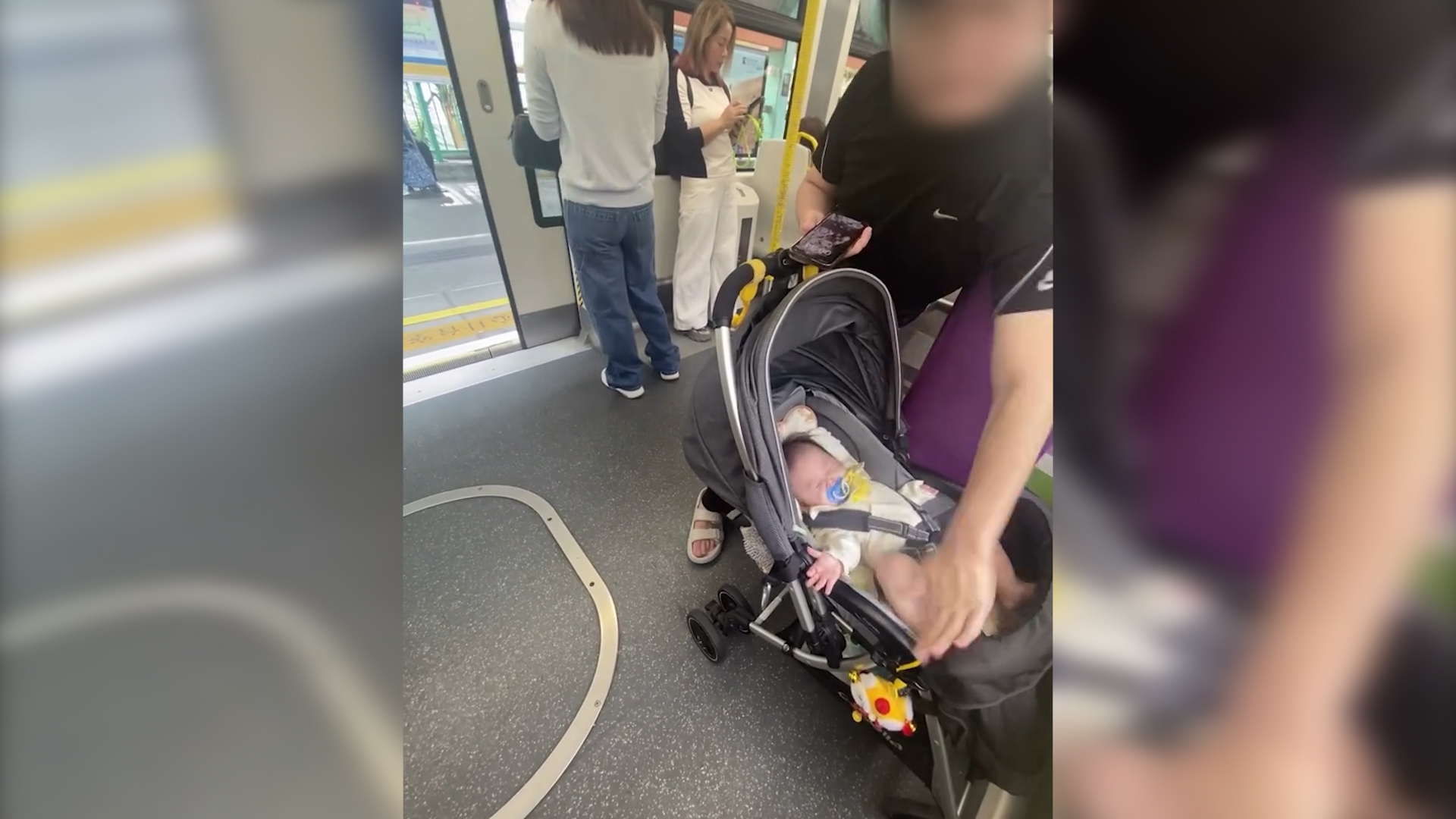 天水圍輕鐵男子當眾「虐嬰」　狂打BB腳廿幾次