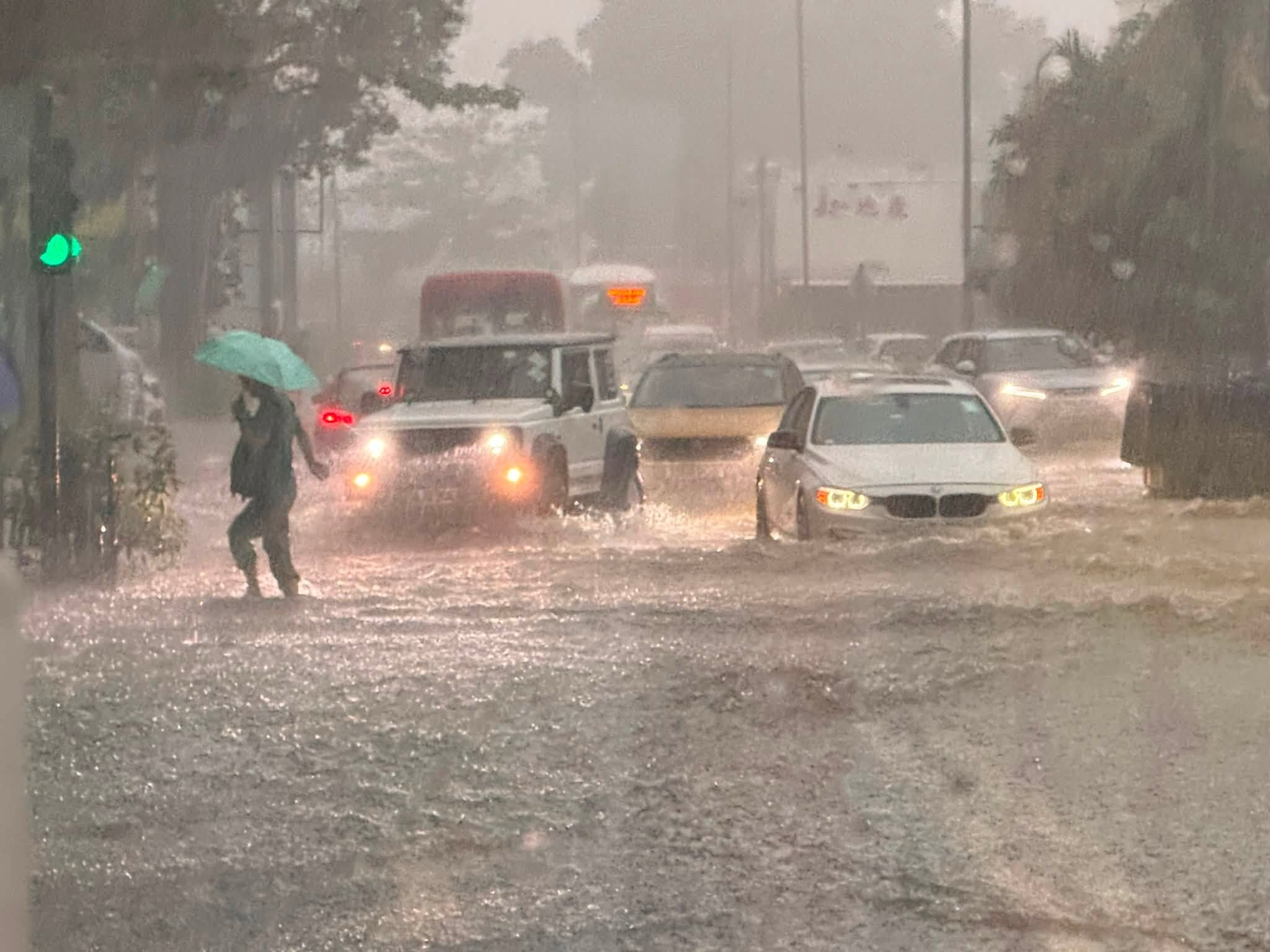 黃雨襲港多區變澤國　八鄉私家車死火陷黃泥水　網民再嘲：又500年一遇？