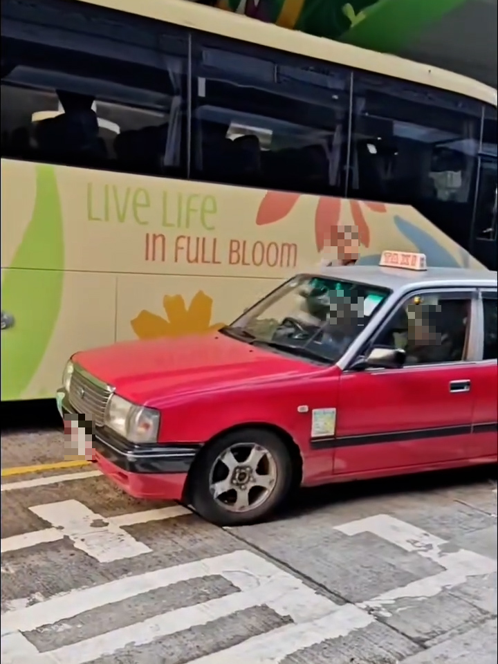 一名染金髮男子站在的士司機座位旁邊，不斷揮拳毆打駕駛座上的司機。（Threads影片截圖／chris168168168）