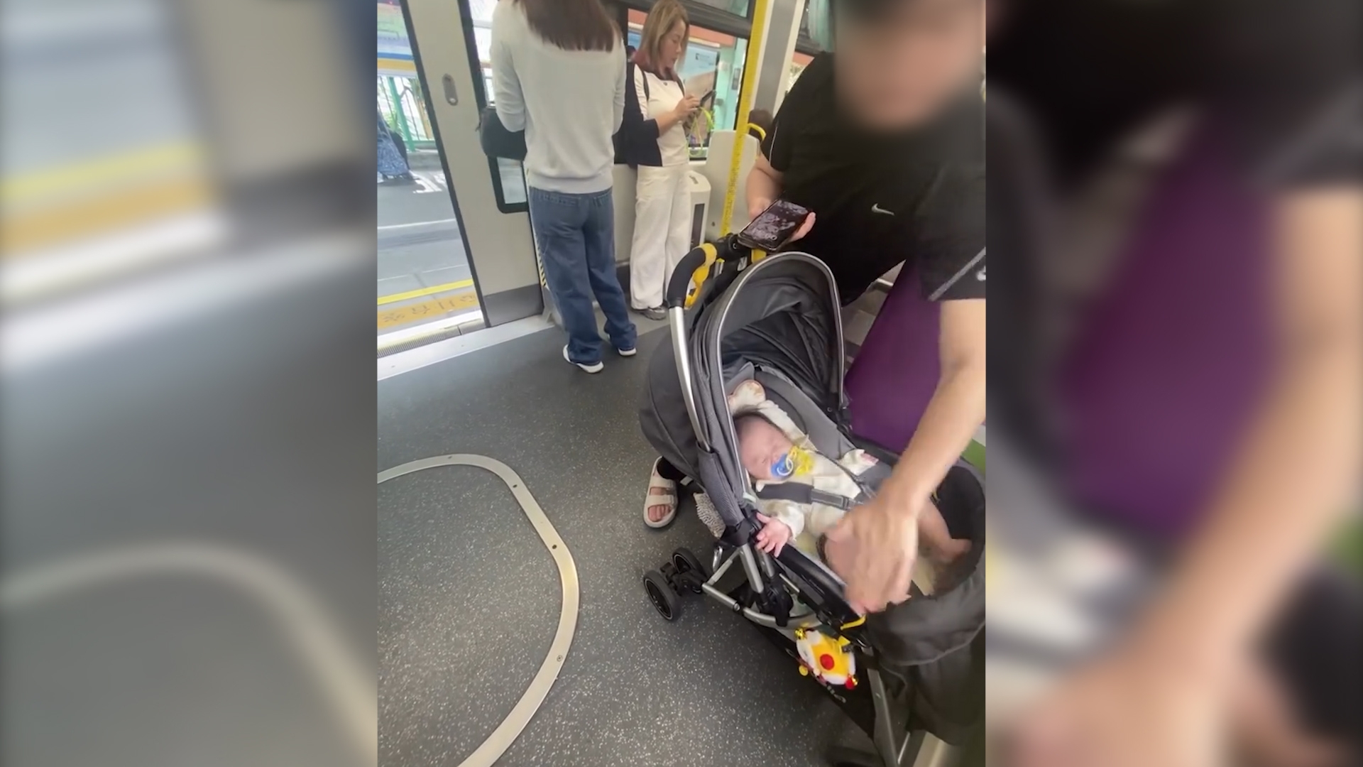 天水圍輕鐵男子當眾「虐嬰」　狂打BB腳廿幾次