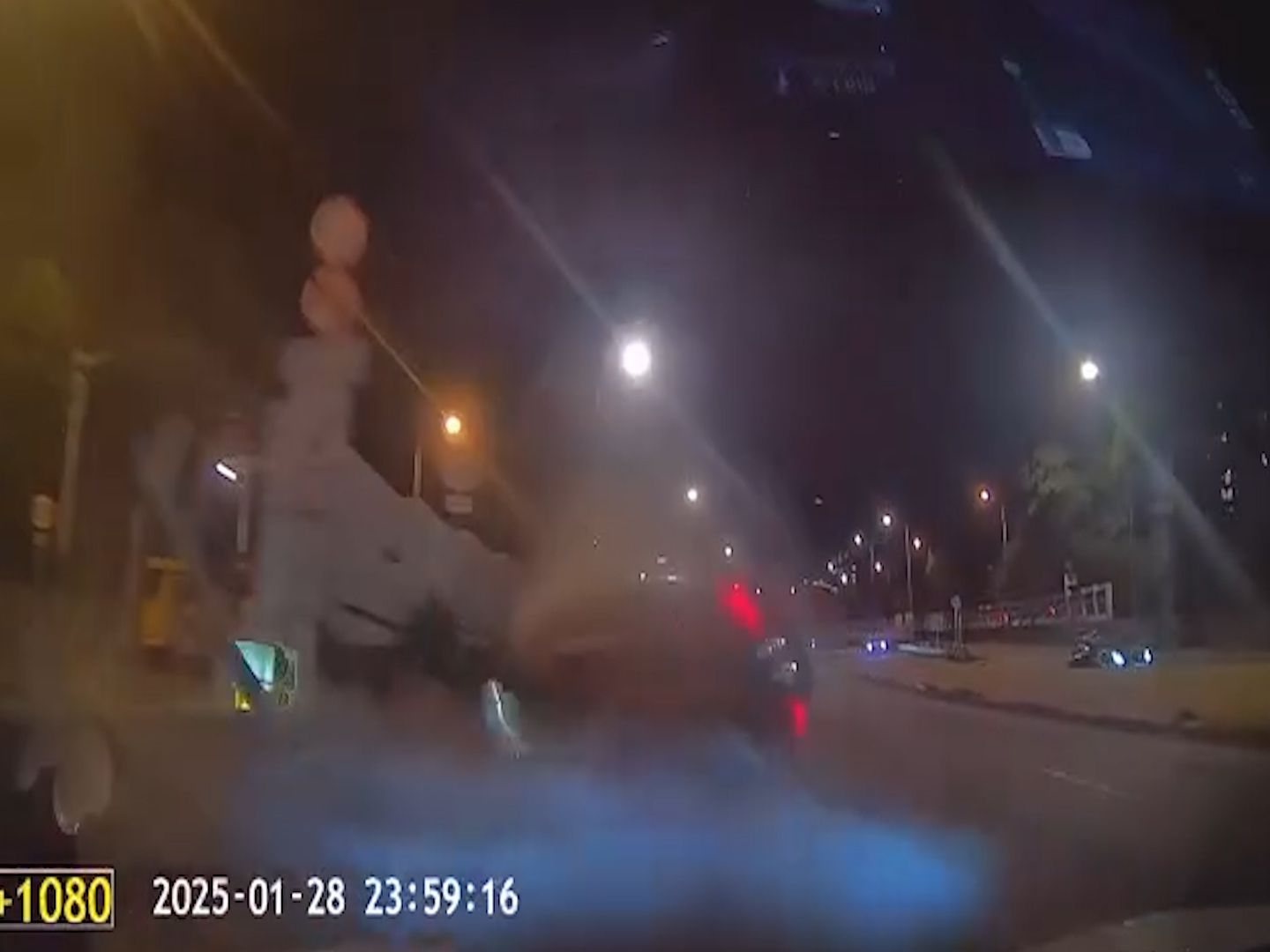 呈祥道私家車影線位切線失敗，鏟石壆再連打關斗四輪朝天