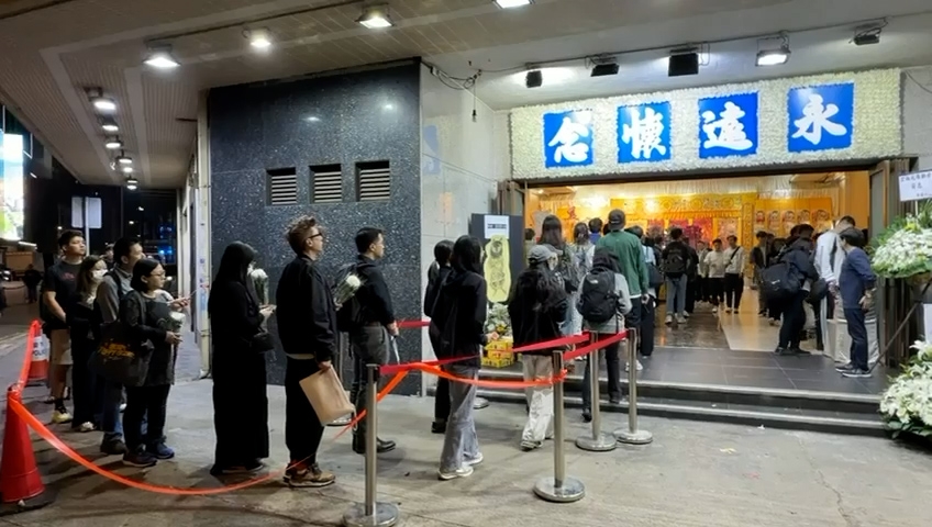 報料觀眾指，下午三時左右開始陸陸續續有市民到九龍殯儀館為死難者摺衣紙，黃昏後越來越多熱心市民到場，盡一番心意鞠躬以及獻花。（報料觀眾提供影片截圖）