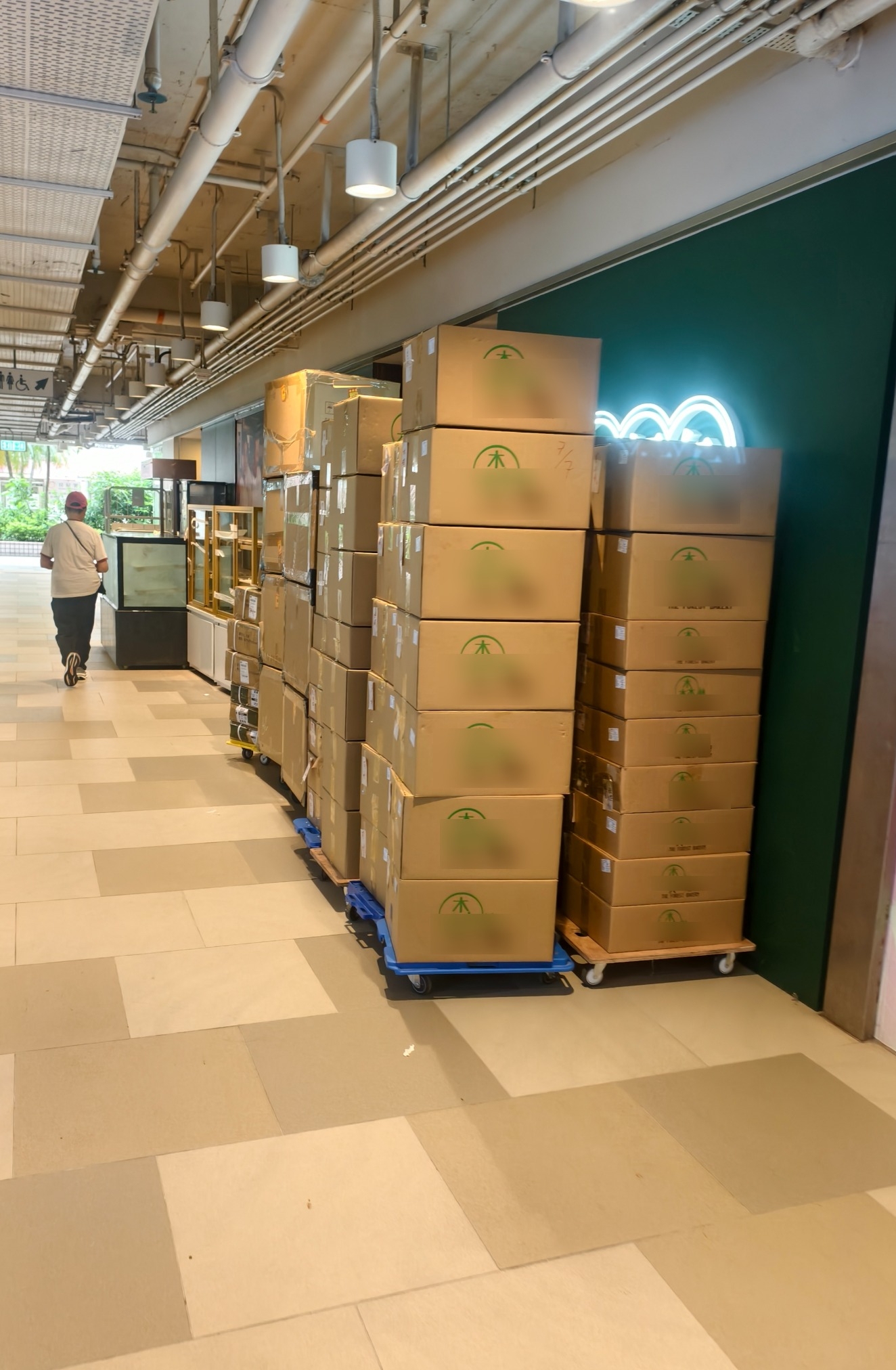 東張西望報料｜牛頭角商場麵包店疑長期霸佔公共通道　貨架紙箱堆滿走廊　街坊憂阻消防通道 （觀眾周先生報料）