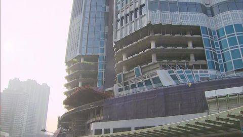 西九高鐵站上蓋工業意外｜玻璃幕牆組件壓斃工人，地盤全面停工。