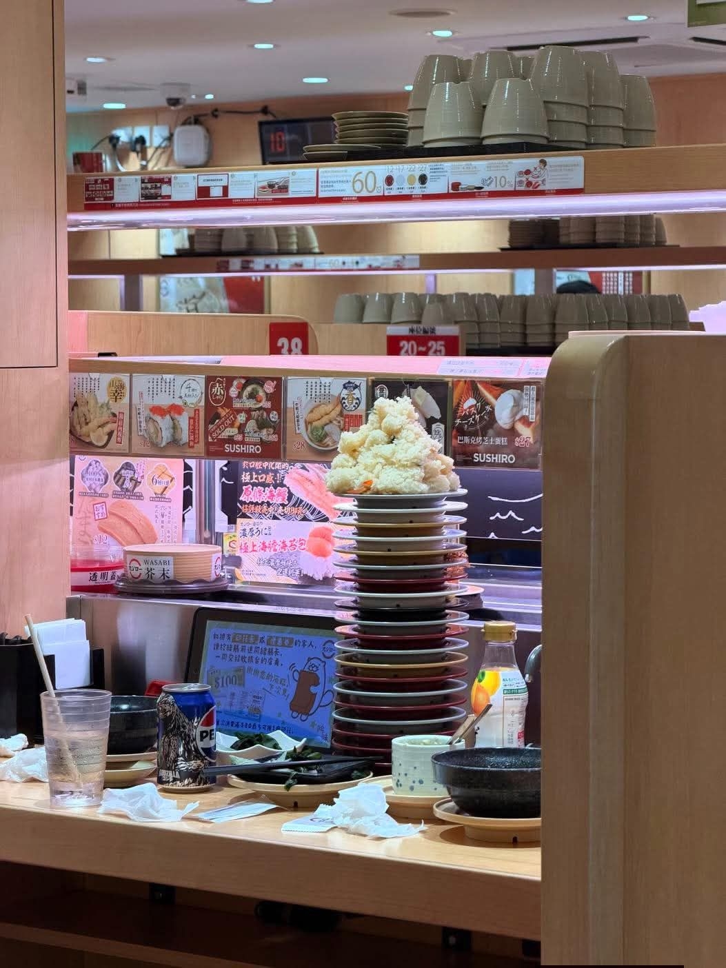 社交平台近日有網民在連鎖壽司店壽司郎用餐期間，發現再有同場食客浪費食物