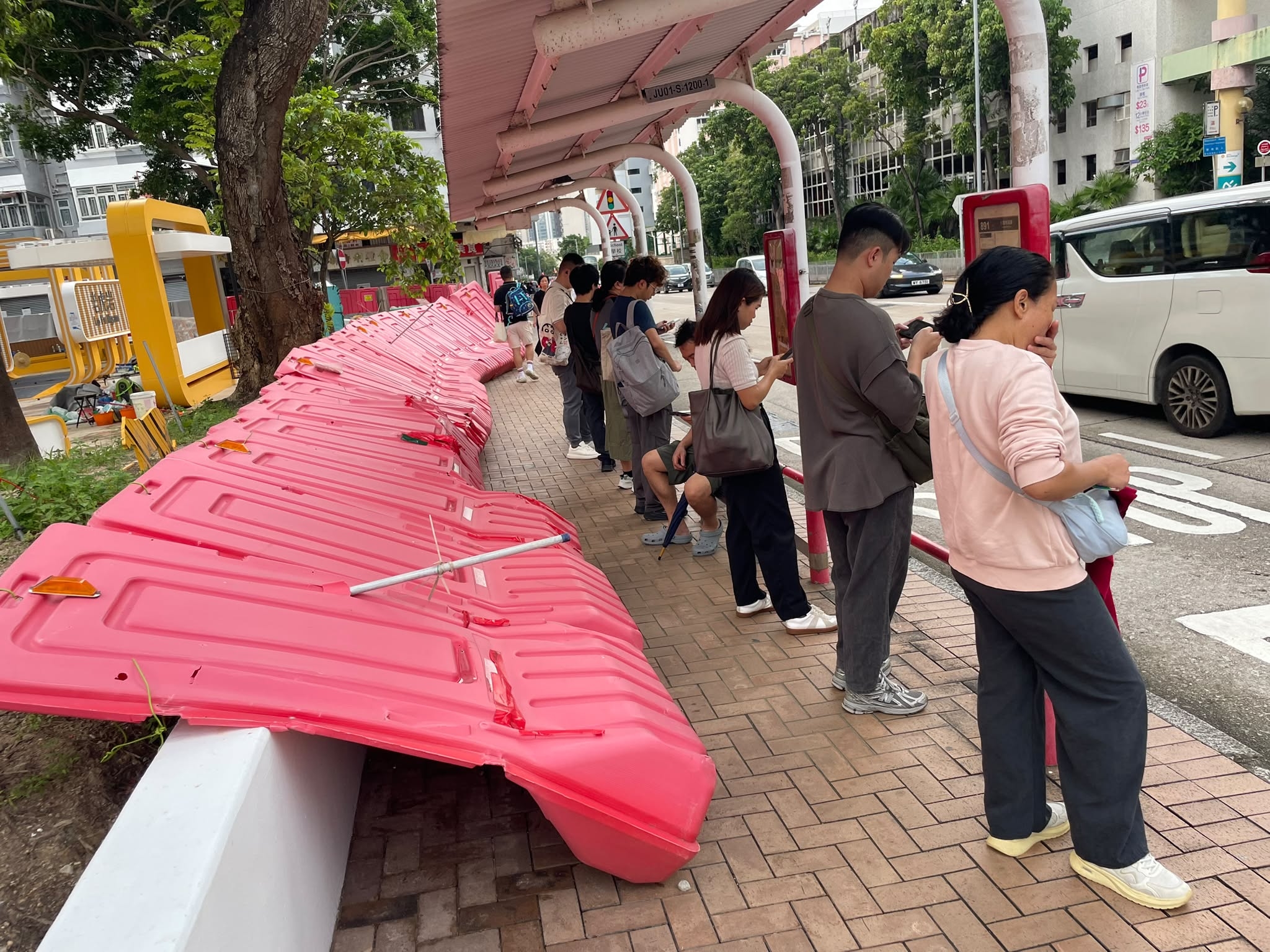 東張西望報料｜樂富地盤圍板倒塌霸行人路一周　學生巴士客被迫繞路惟投訴無果 （觀眾潘先生報料）