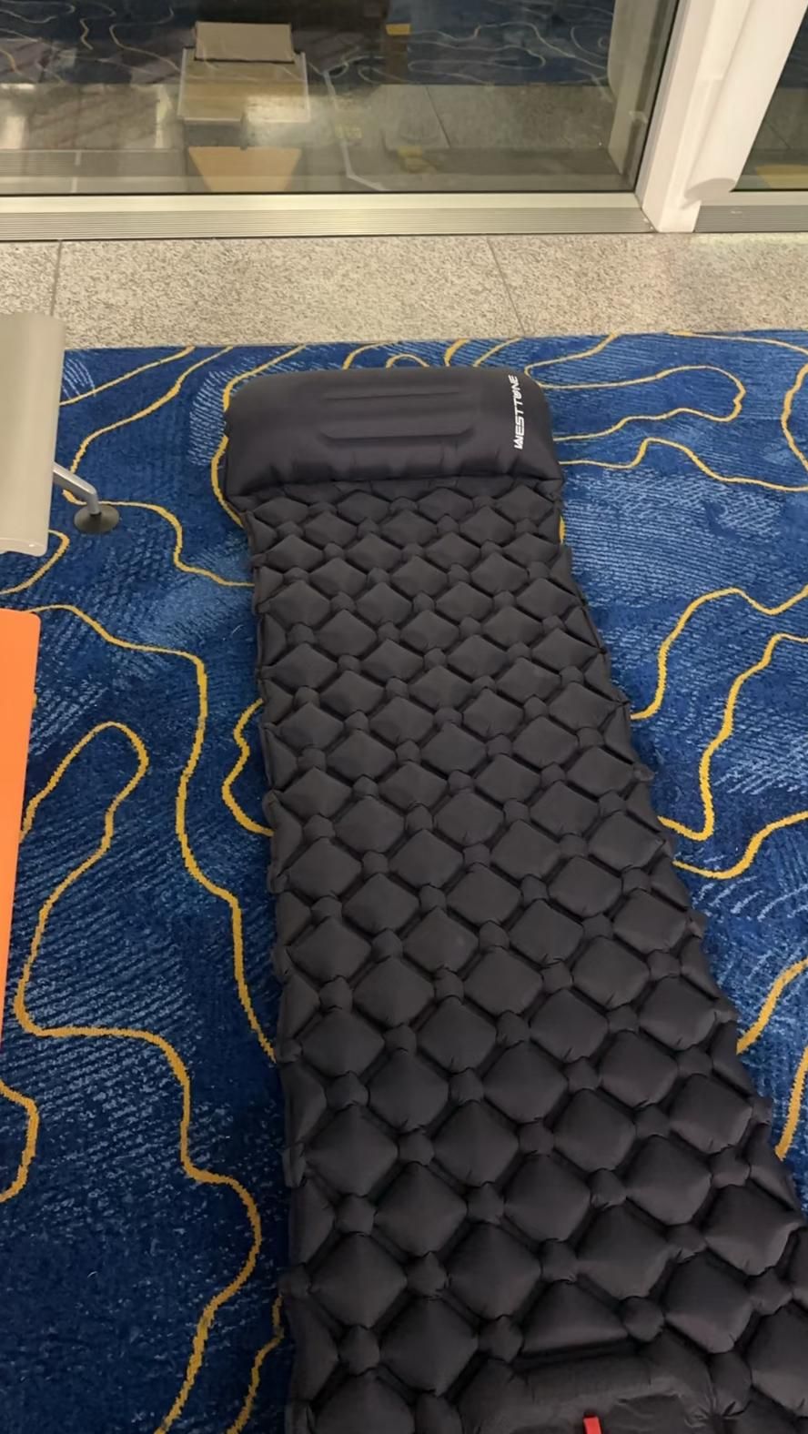 五一黃金周｜內地女教香港機場窮遊過夜攻略，稱「放下羞恥心」睡地上。