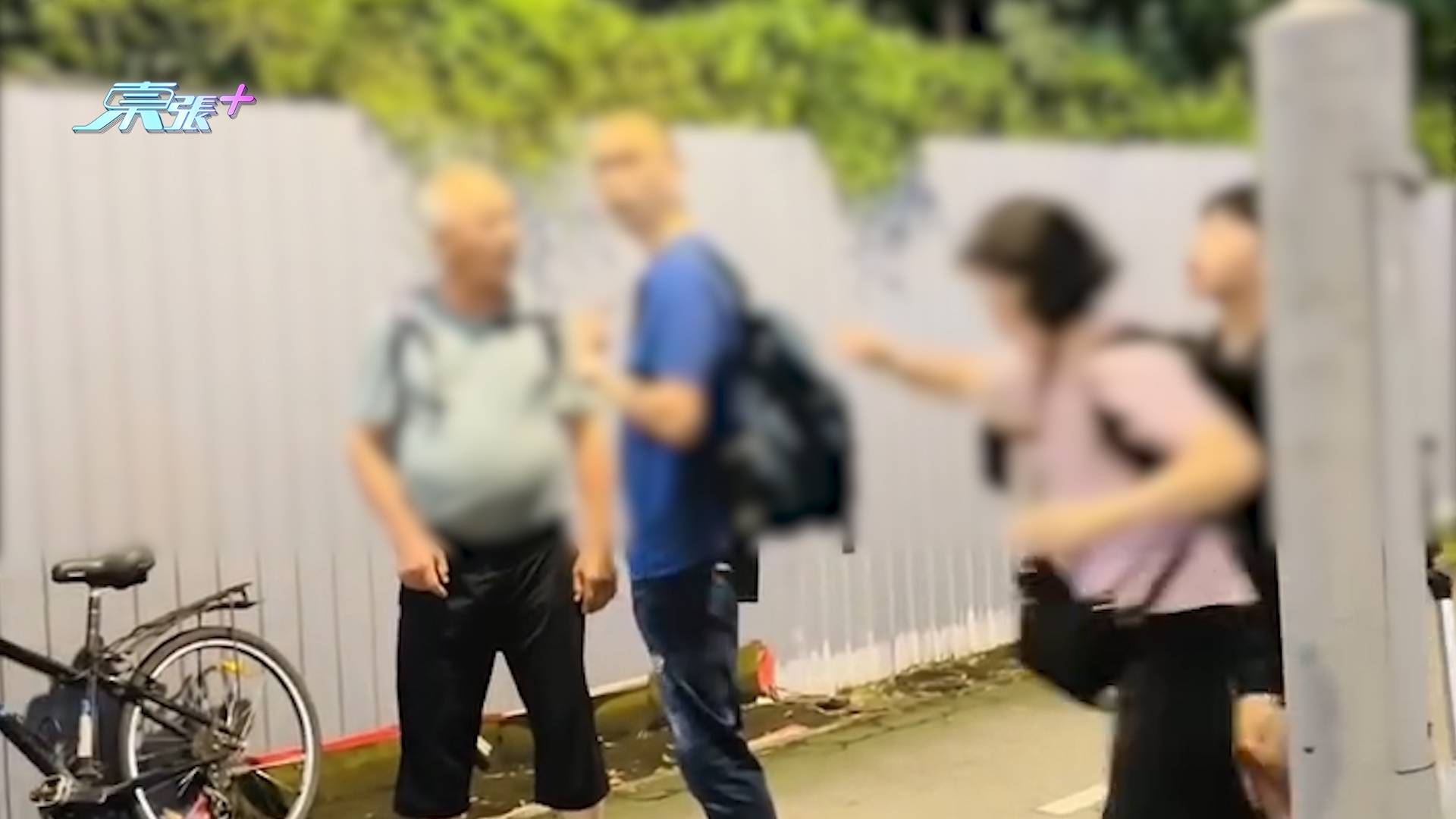 港母親當街跪地哀求兒子停止爭吵　被趕仍死纏獲網民大讚