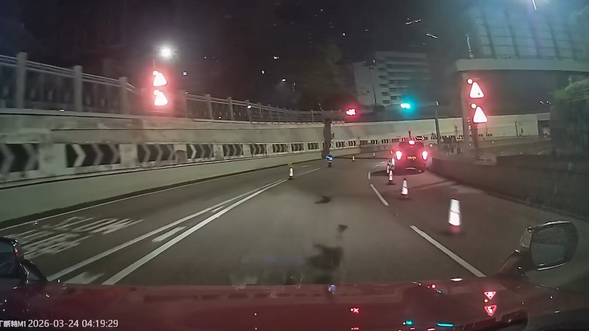 車Cam直擊｜私家車深夜東隧玩「瑪利歐賽車」　入錯線撞冧雪糕筒：車牌淘落嚟？