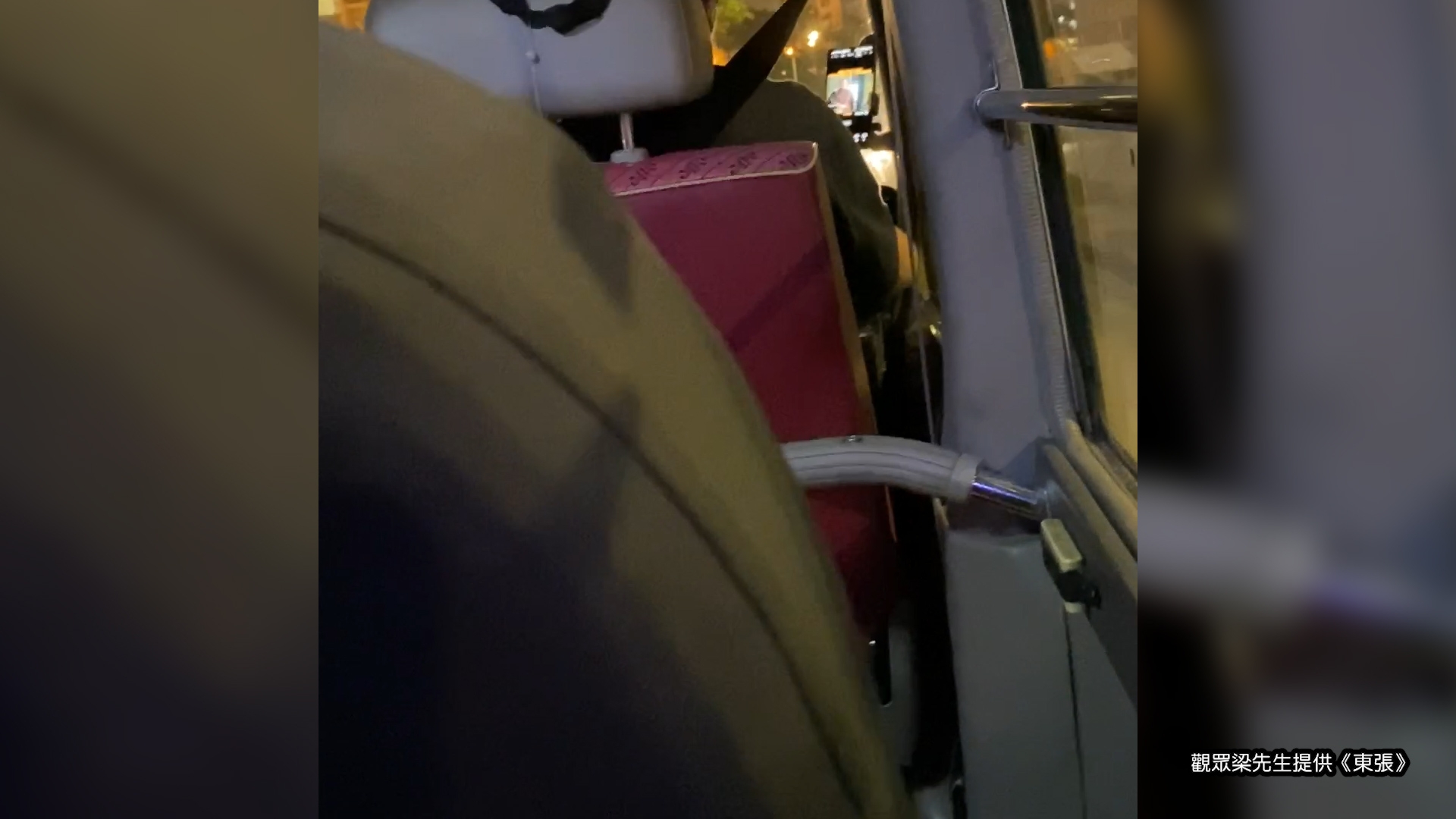 東張西望報料｜綠Van司機駕駛時公然用電話睇片　報料者斥「行為導致乘客受驚」