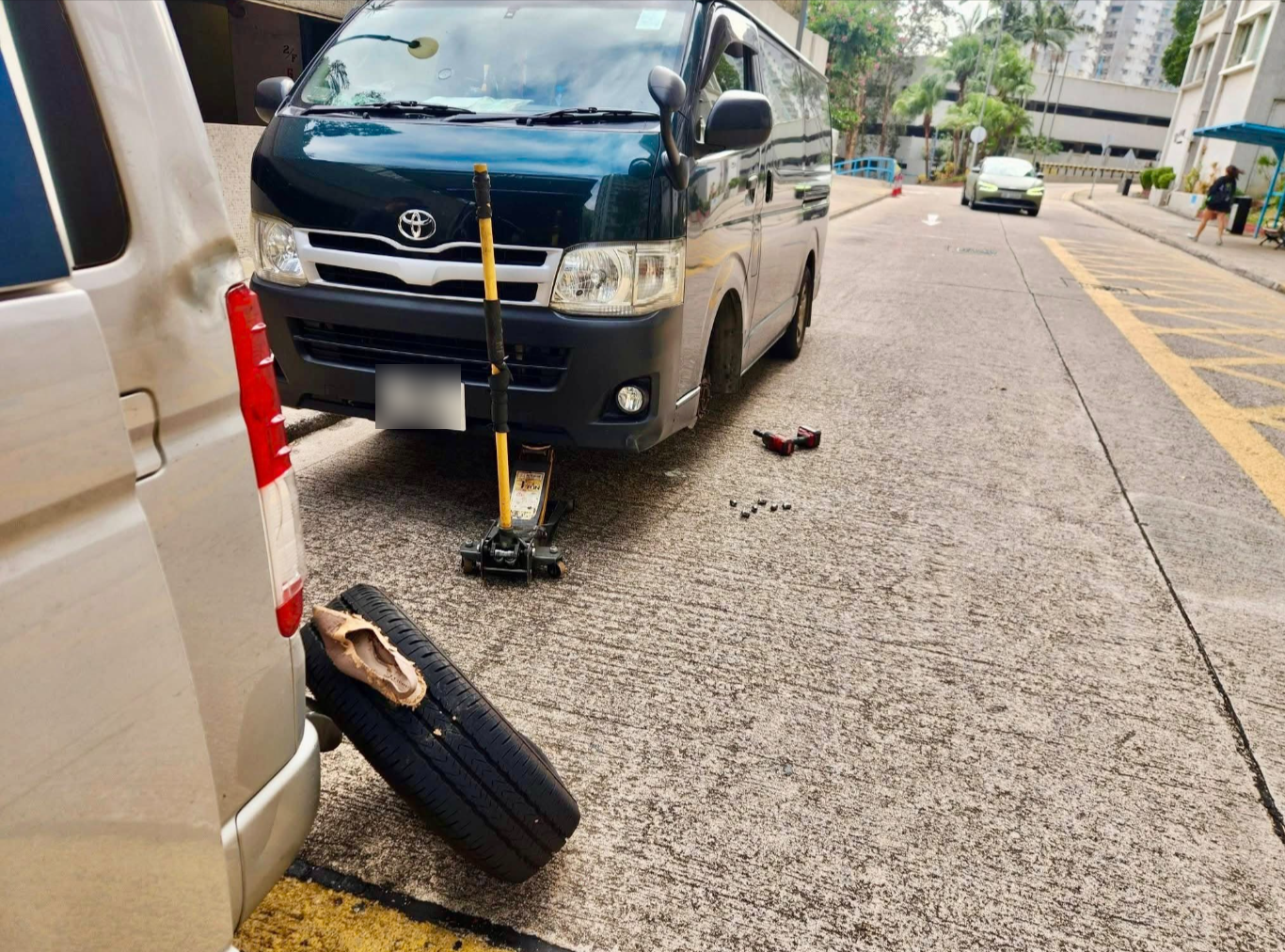 貨Van司機「奇遇記」遭高踭鞋插穿車呔　網民笑稱：去搵灰姑娘再買六合彩