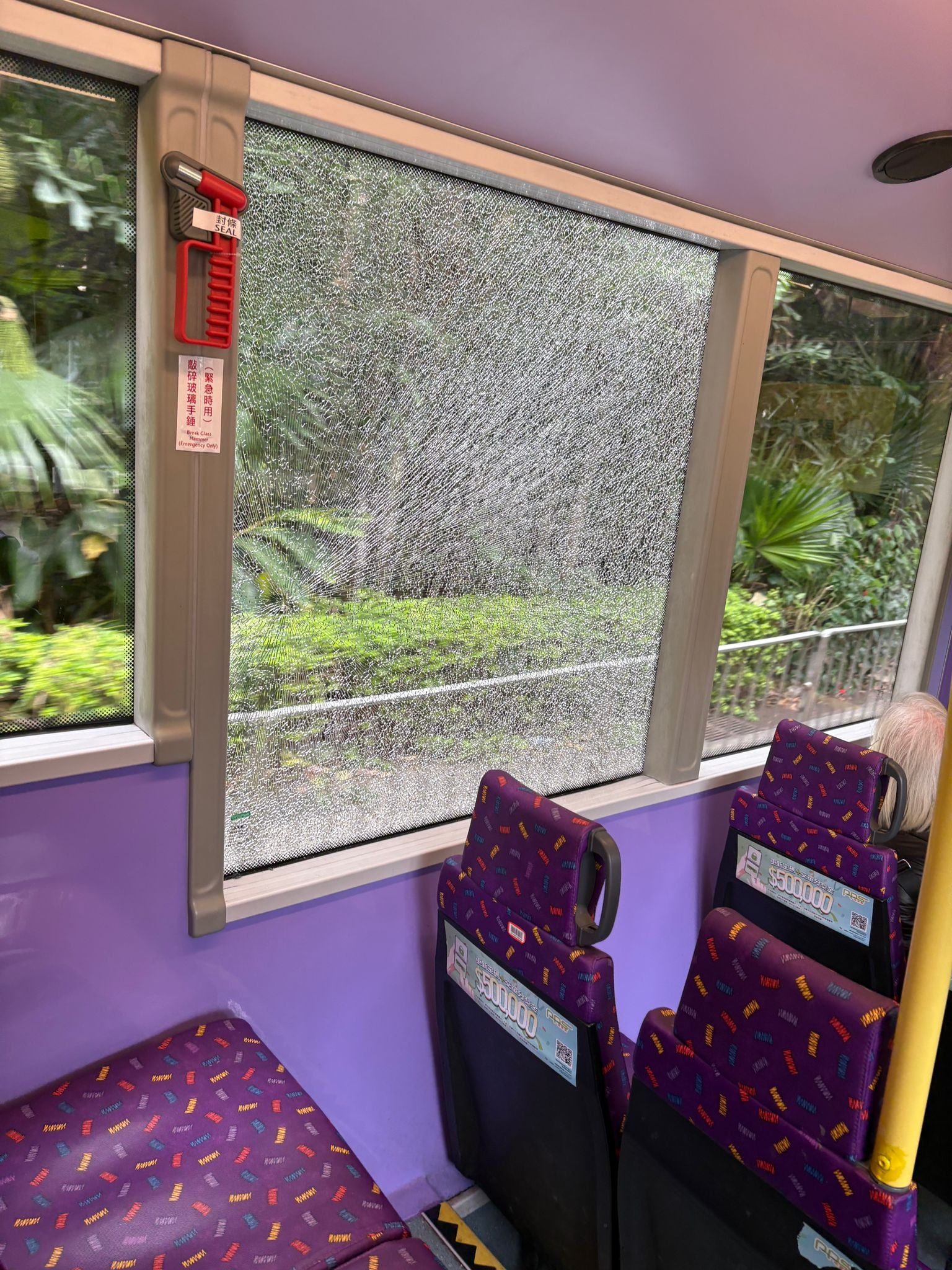 據報料者描述，當時巴士左側一塊側窗玻璃突然全塊碎裂成蜘蛛網狀，大量細小的玻璃碎片隨即向車廂內噴彈，並擊中當時坐在窗邊的一名女乘客。