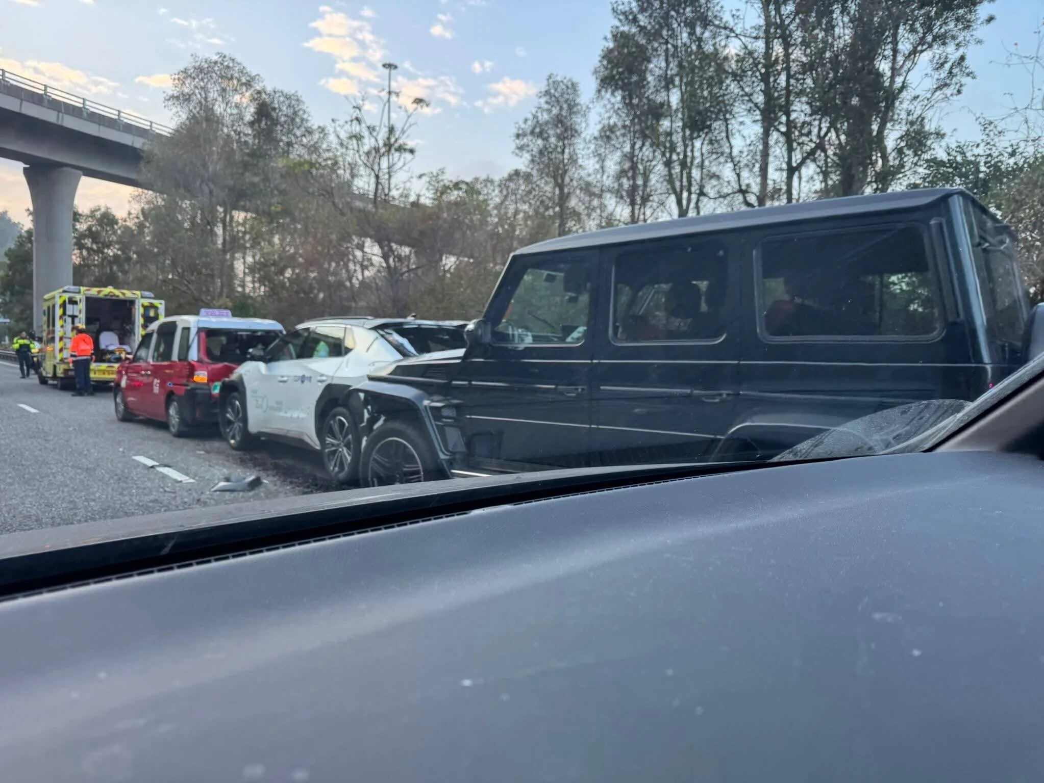 事故中有一名傷者，受傷的是該輛的士的司機，報稱頸部受傷。