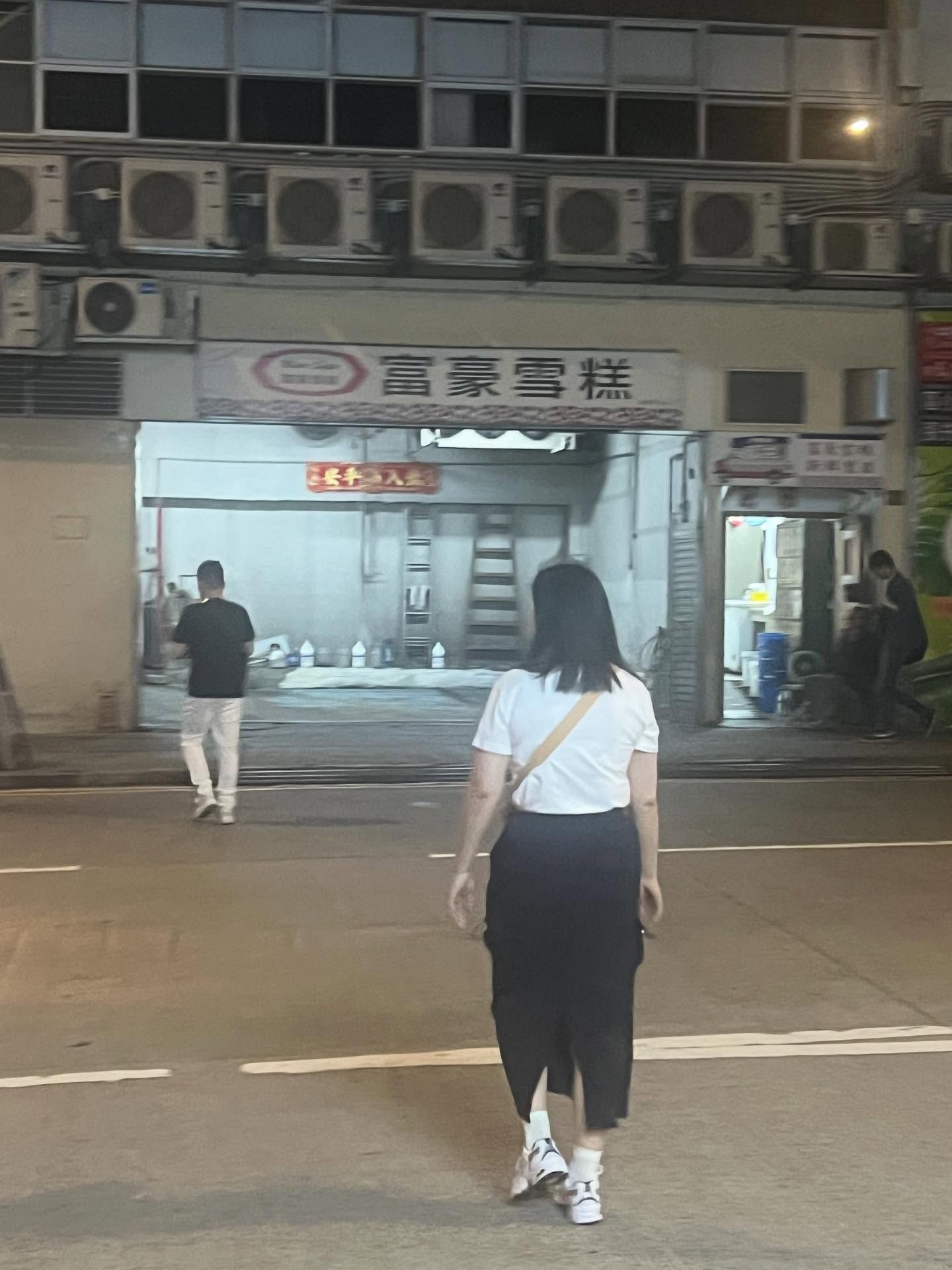 炭現疑似「借錢黨」向途人索錢買飯，兩男女身穿名牌操普通話。