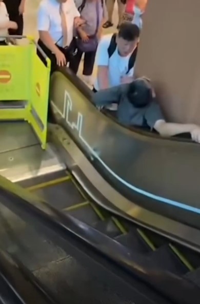屯門七旬翁為「執菜」慘被卡扶手電梯側　網民：好奇點樣夾入去