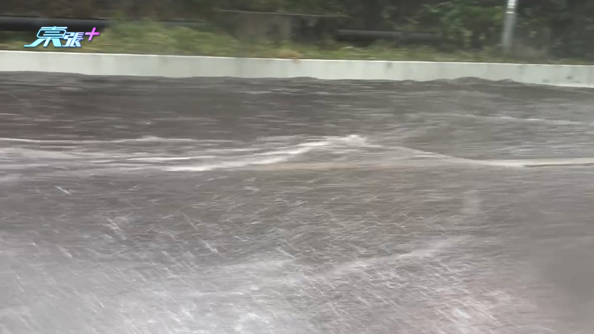 東張西望報料｜屯門公路紅雨下變「屯門河」　街坊自嘲遊船河要租艇 （threads＠love_my_petkitkit）