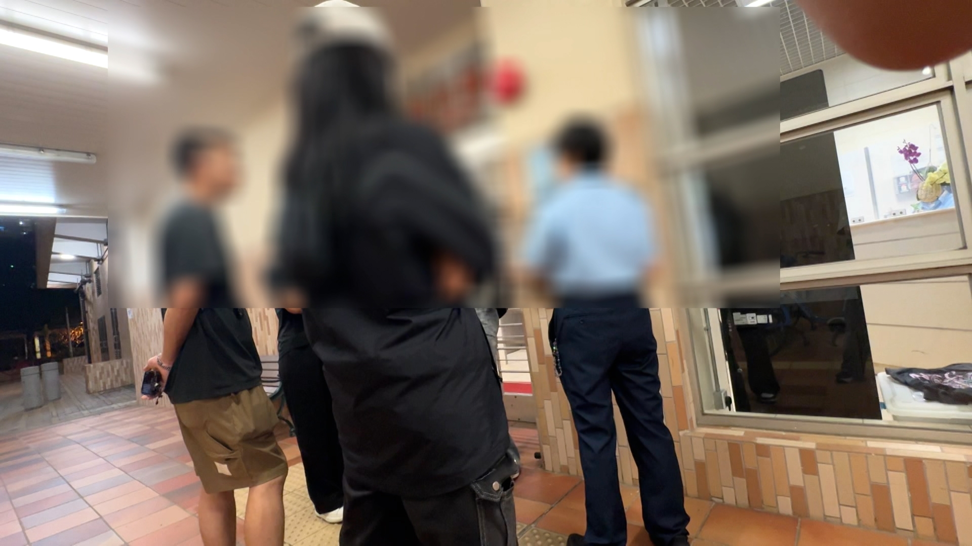 甚至到他家樓下，用屋苑電話打上去，還是沒人聽，不過在樓下看上去，看到H先生的單位是開了燈，而一聽到女事主向他叫喊，就立刻把燈關上。