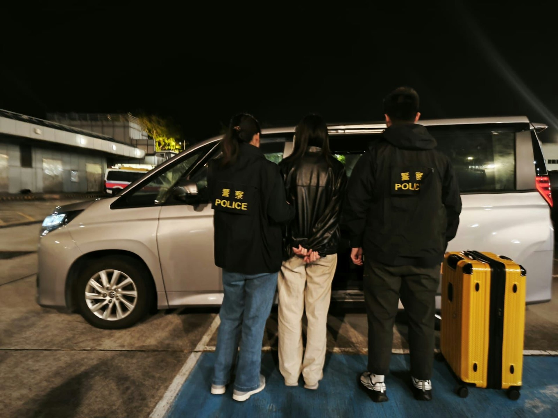 一名從汶萊抵港的36歲內地女子在行李藏有320萬元大麻花，涉販毒被捕。（警方圖片）