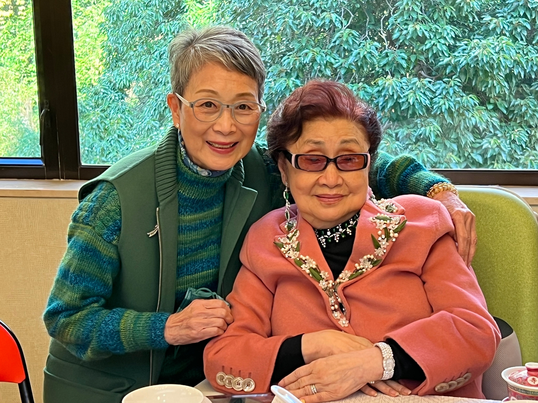 寶珠姐向師父仙姐拜年，一紅一綠襯到絕