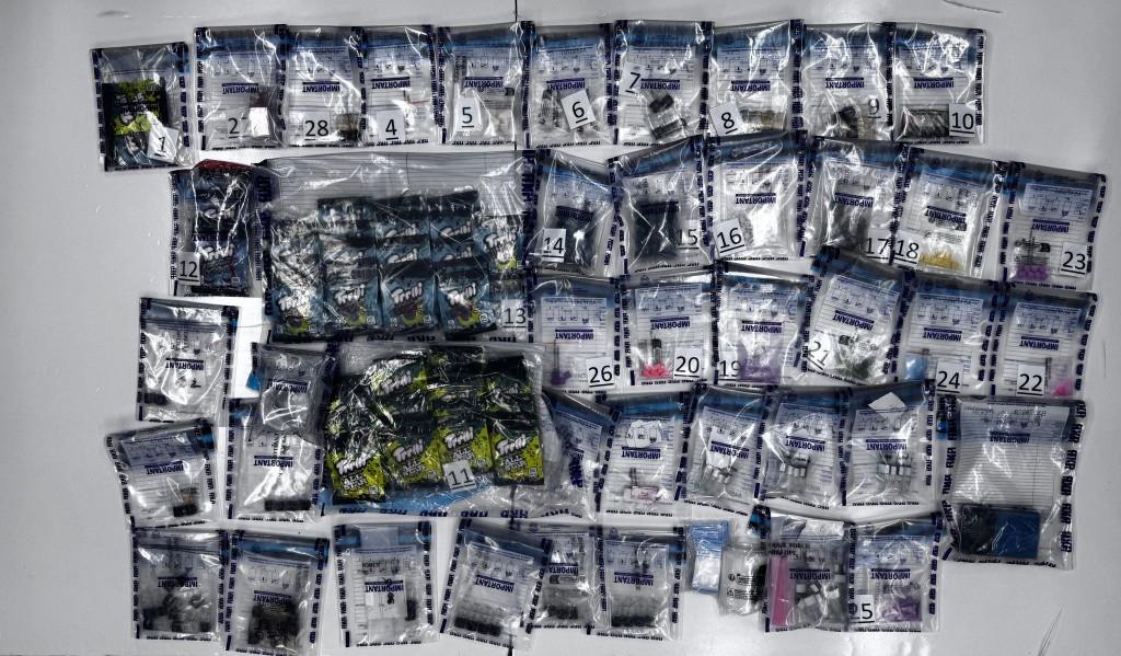 警方展示檢獲的毒品