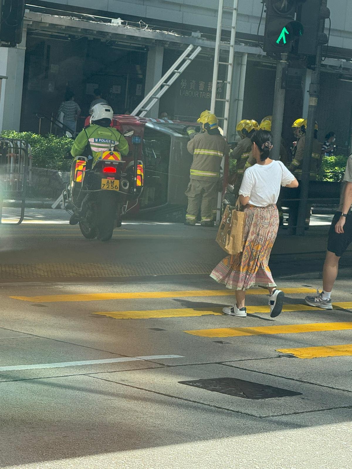 今日（9月4日）上午10時許，在油麻地加士居道勞資審裁處外，一輛的士失事向右翻側，一人受傷。（Facebook圖片／車cam L（香港群組）／Bosco Chu）