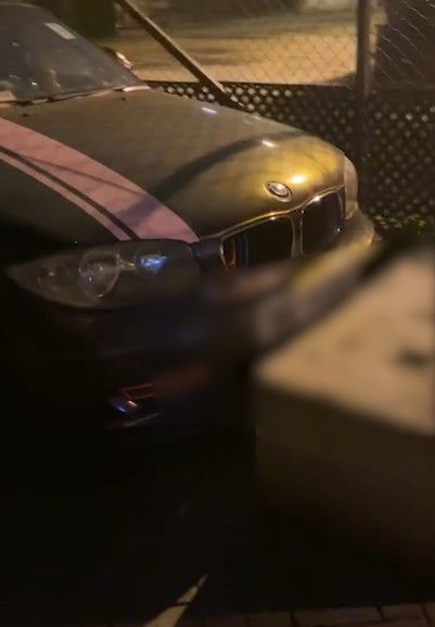 私家車疑亂泊地盤遭「土法鎖車」。(影片截圖)