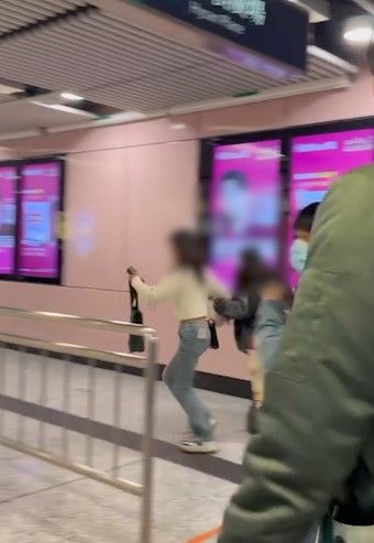 港鐵內地女疑逃票連環跳閘過程全拍下