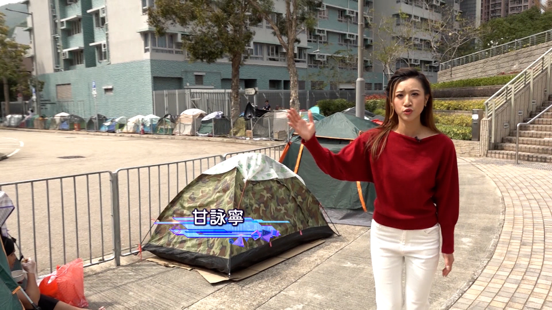 在唐賢里現場可見，整條行人路上有至少有六、七十個帳篷。