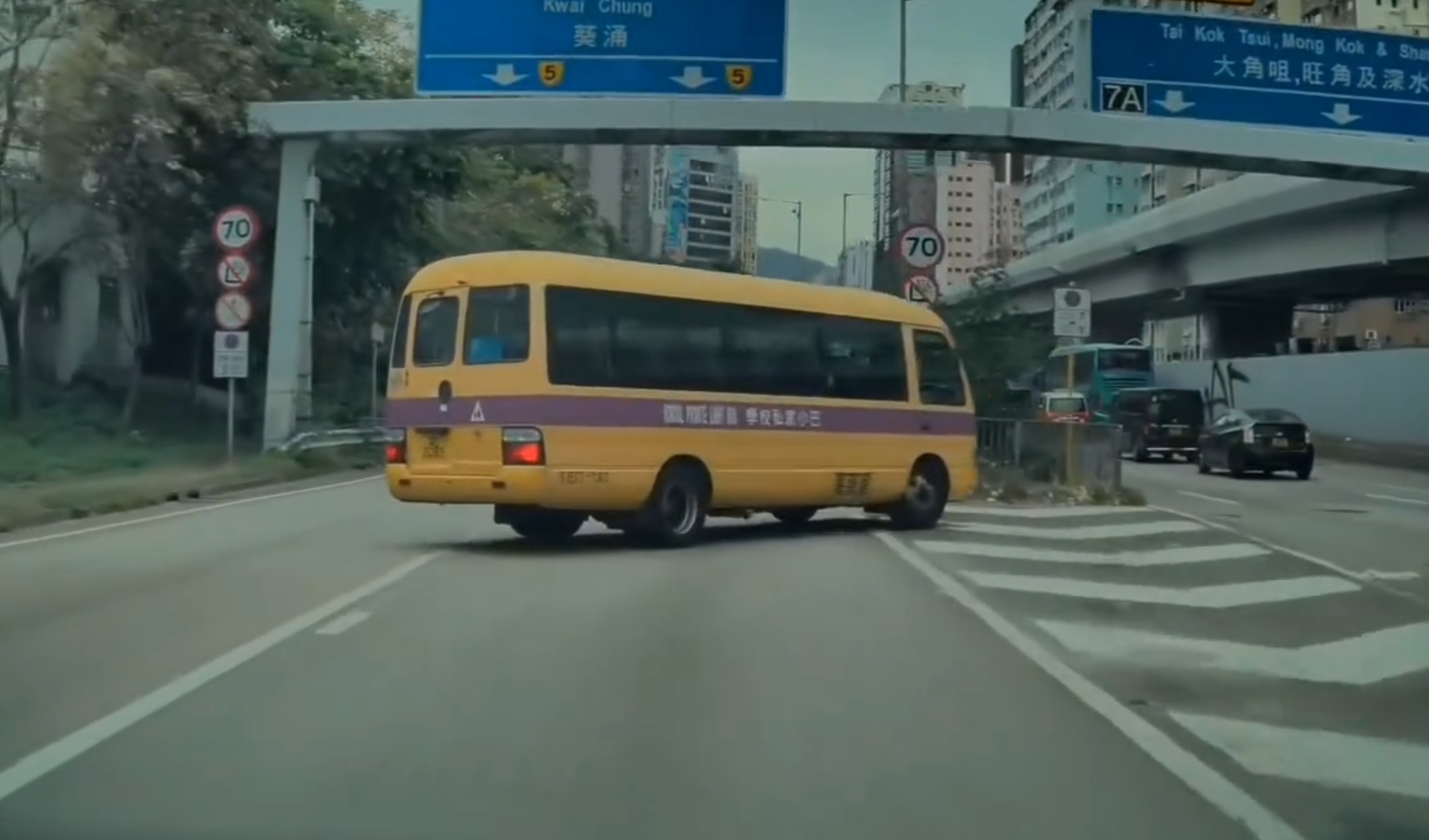 一輛校巴在行駛途中，從最左邊行車線突然切入右邊車道，動作幅度大且未見打燈，引起網民批評行為「極度危險」。