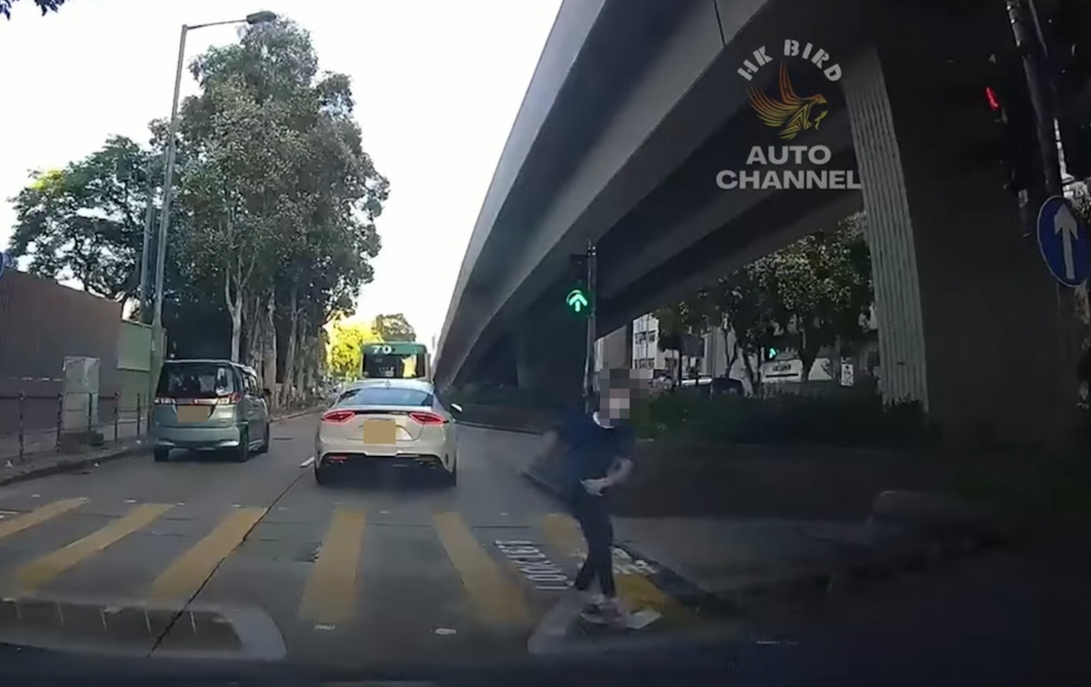 界限街紅燈下「跳出又跳入」