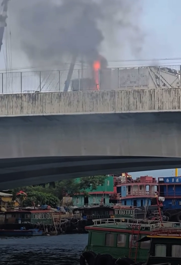 起火垃圾車火勢猛烈，有火舌竄出，濃煙席捲半空。（Facebook影片截圖／真．屯門友）