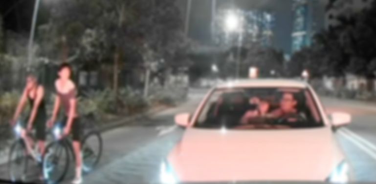 有片｜香港男女駕駛中突然上演激吻情節