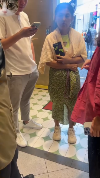 上環茶餐廳侍應誤倒瀉飲品　弄污食客衫鞋疑被逼私賠惹熱議