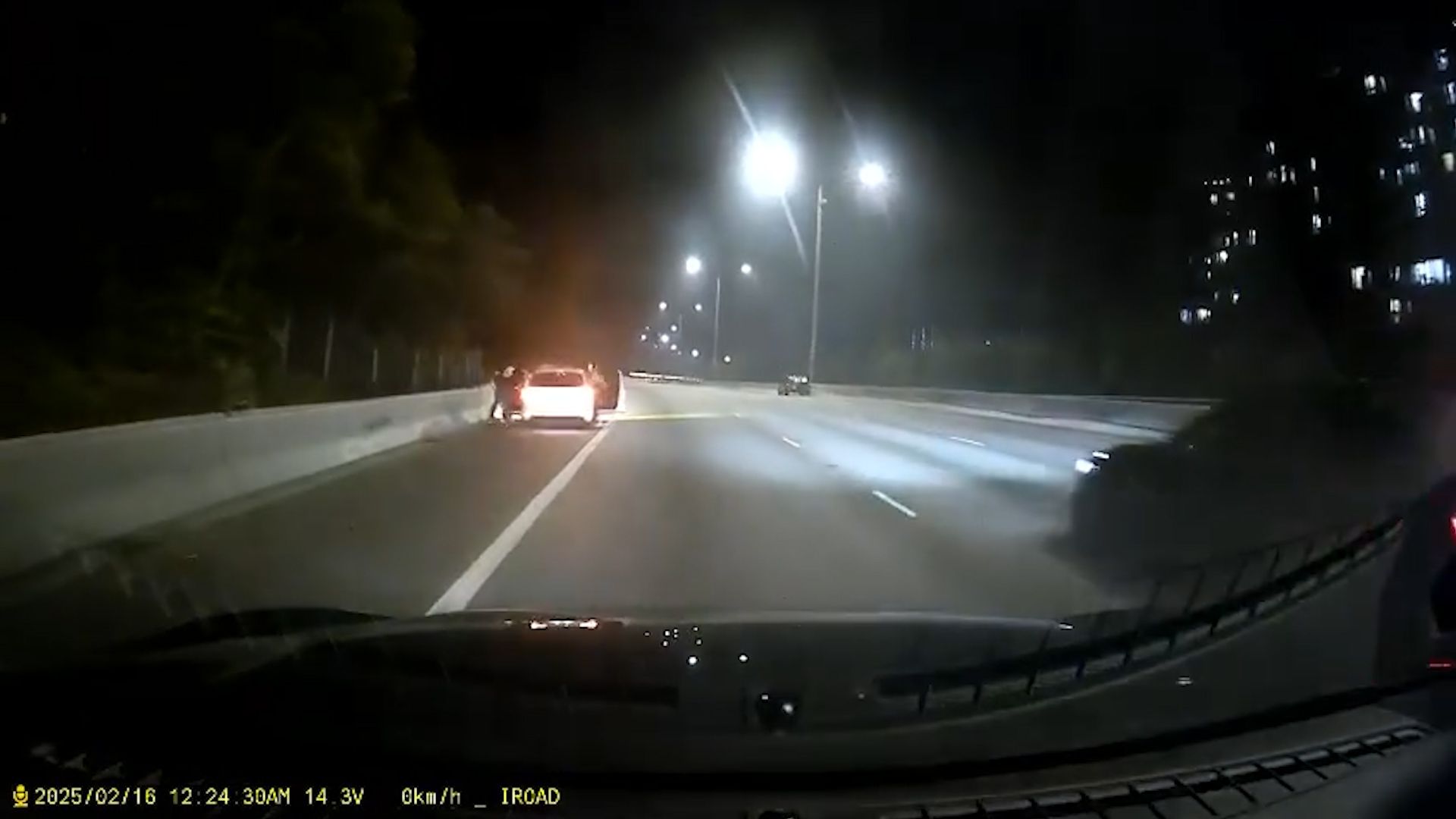 屯門公路私家車疑入彎時「甩尾」。(影片截圖)